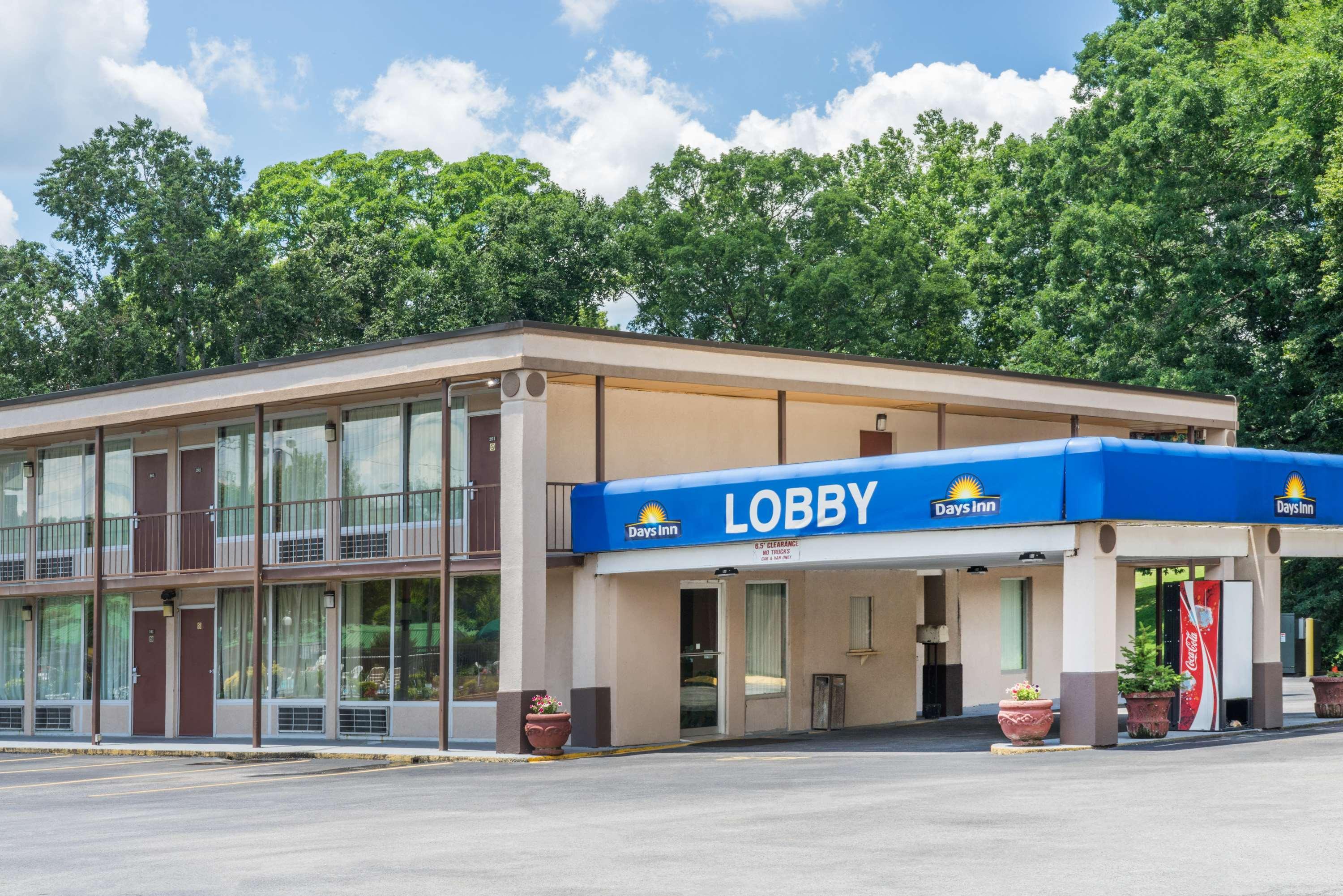 Days Inn By Wyndham Hurricane Mills Exterior photo
