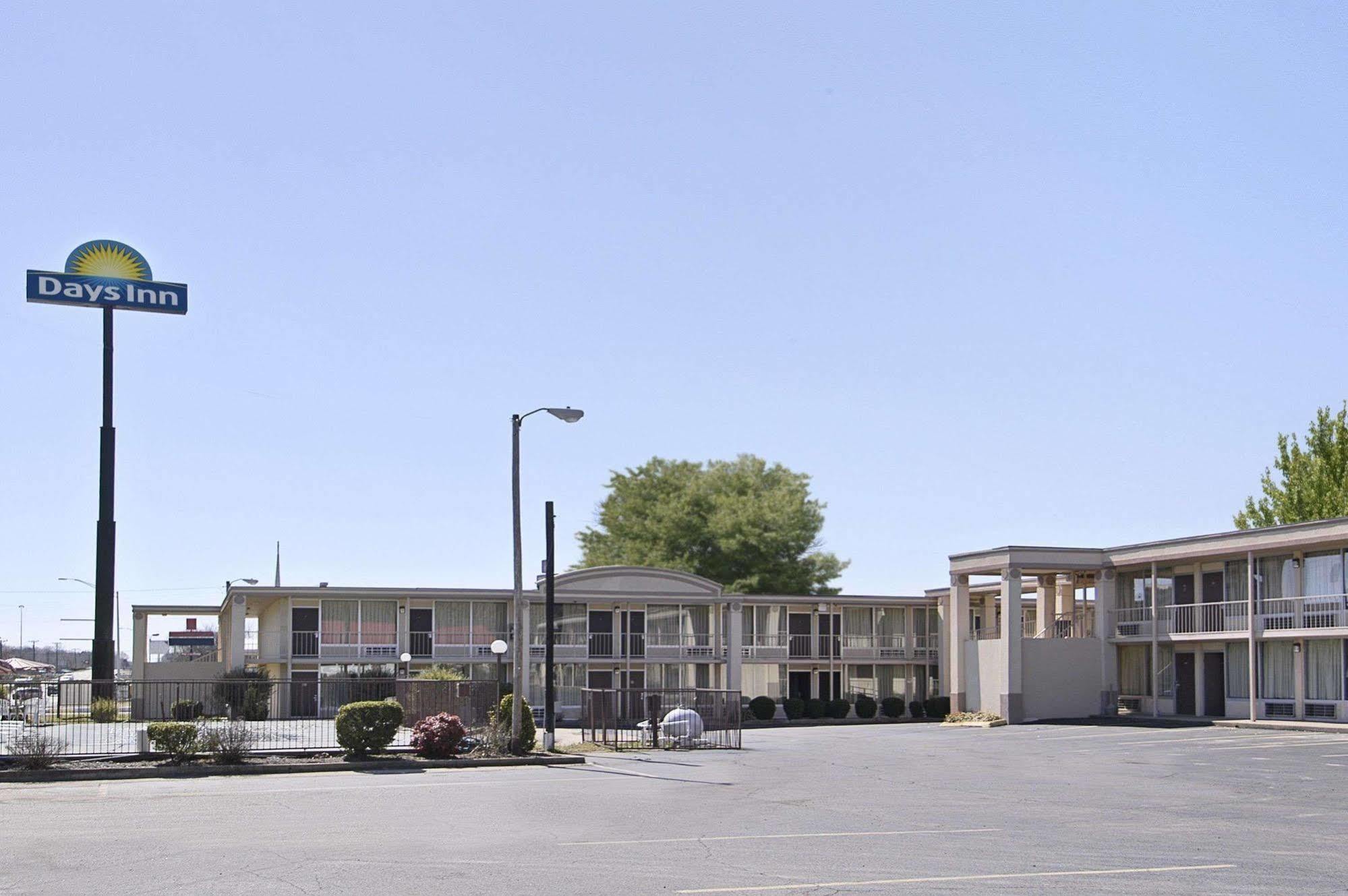 Days Inn By Wyndham Hurricane Mills Exterior photo